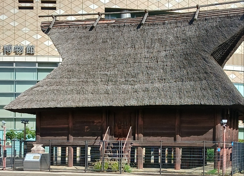 大阪歴史博物館の前に復元された古墳時代の高床倉庫